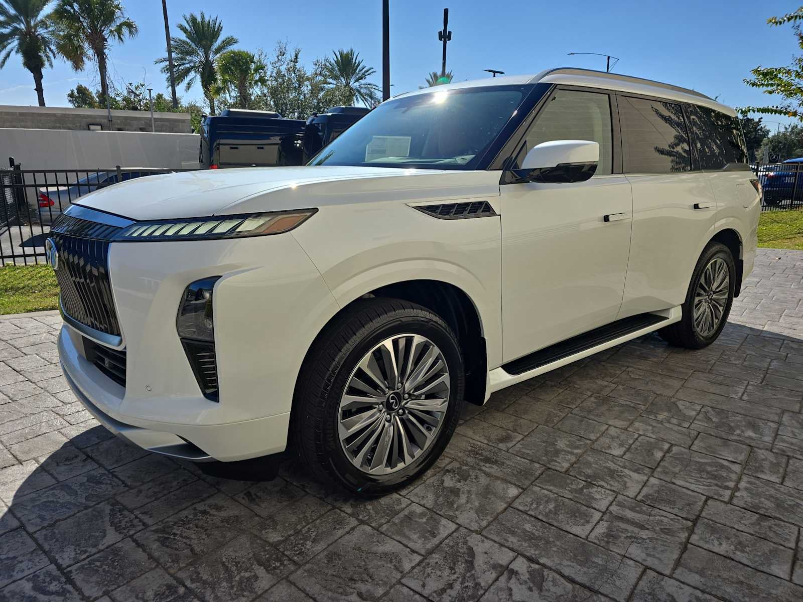 2026 INFINITI QX80 LUXE