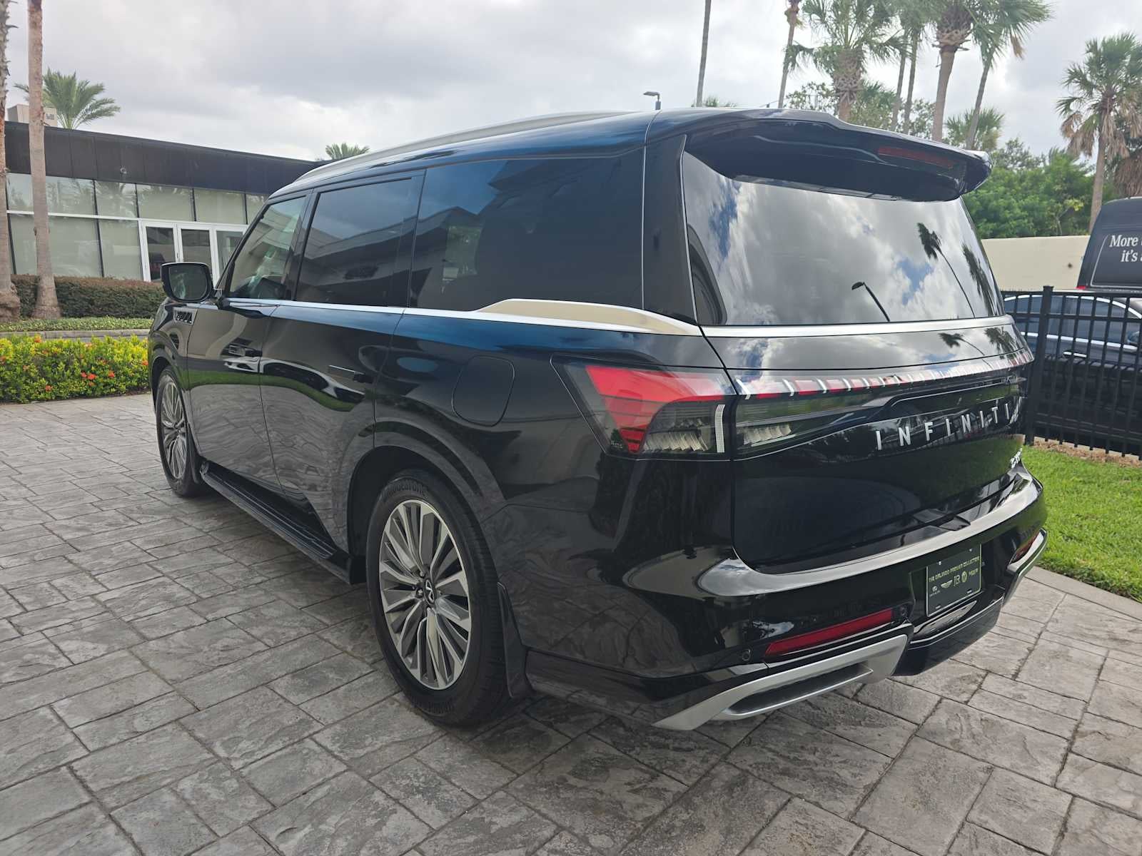 2027 INFINITI QX80 LUXE