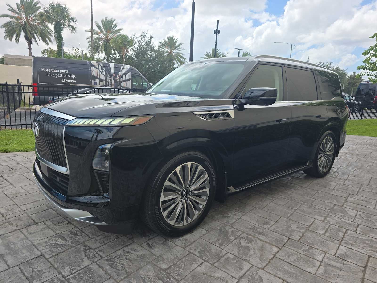 2027 INFINITI QX80 LUXE