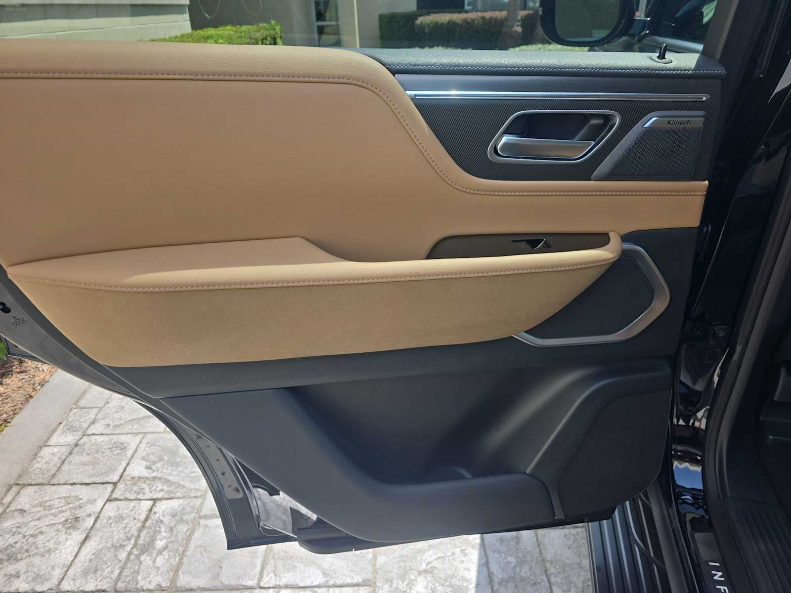 2027 INFINITI QX80 LUXE