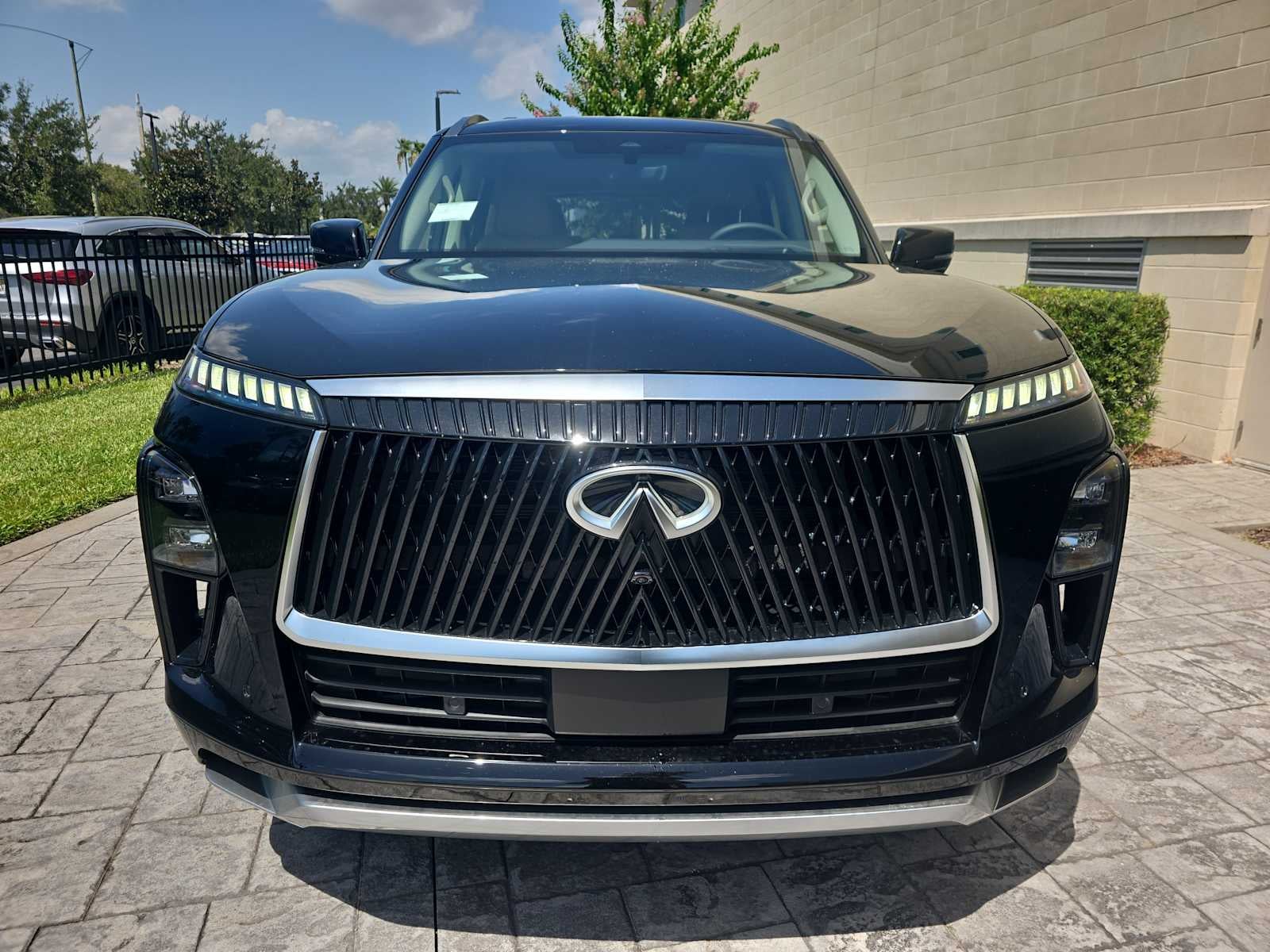 2027 INFINITI QX80 LUXE