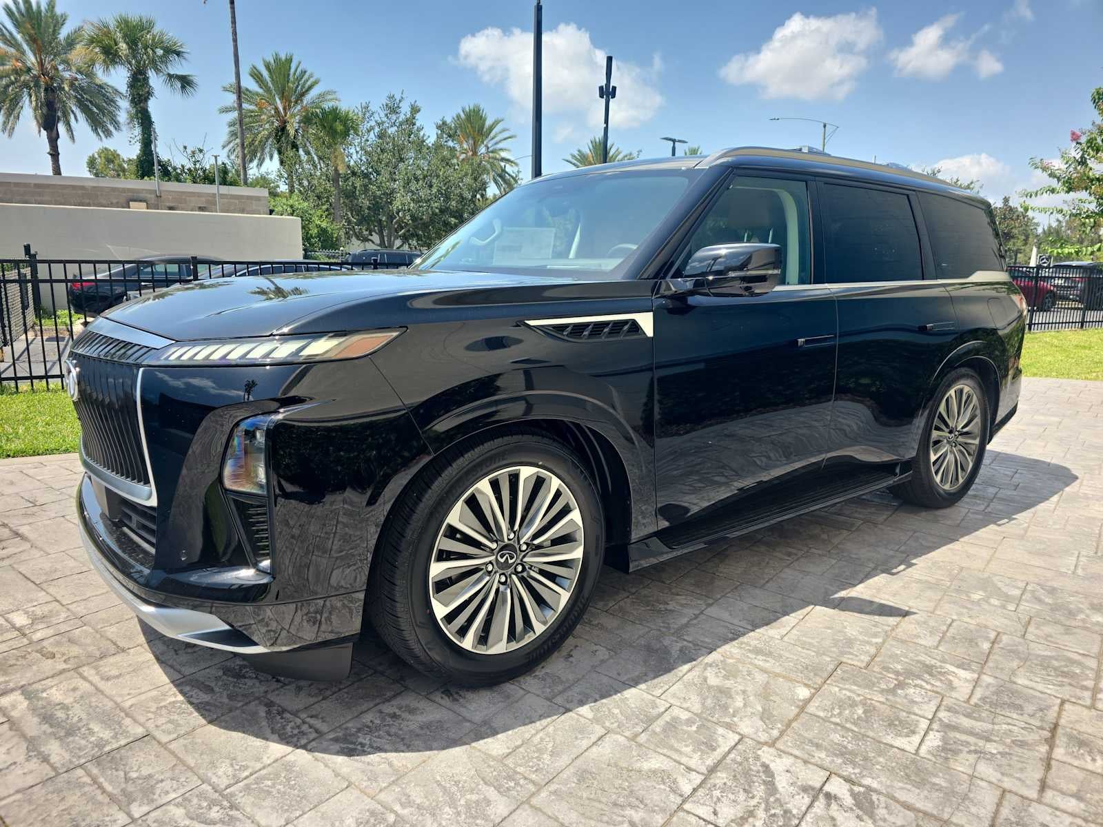 2027 INFINITI QX80 LUXE