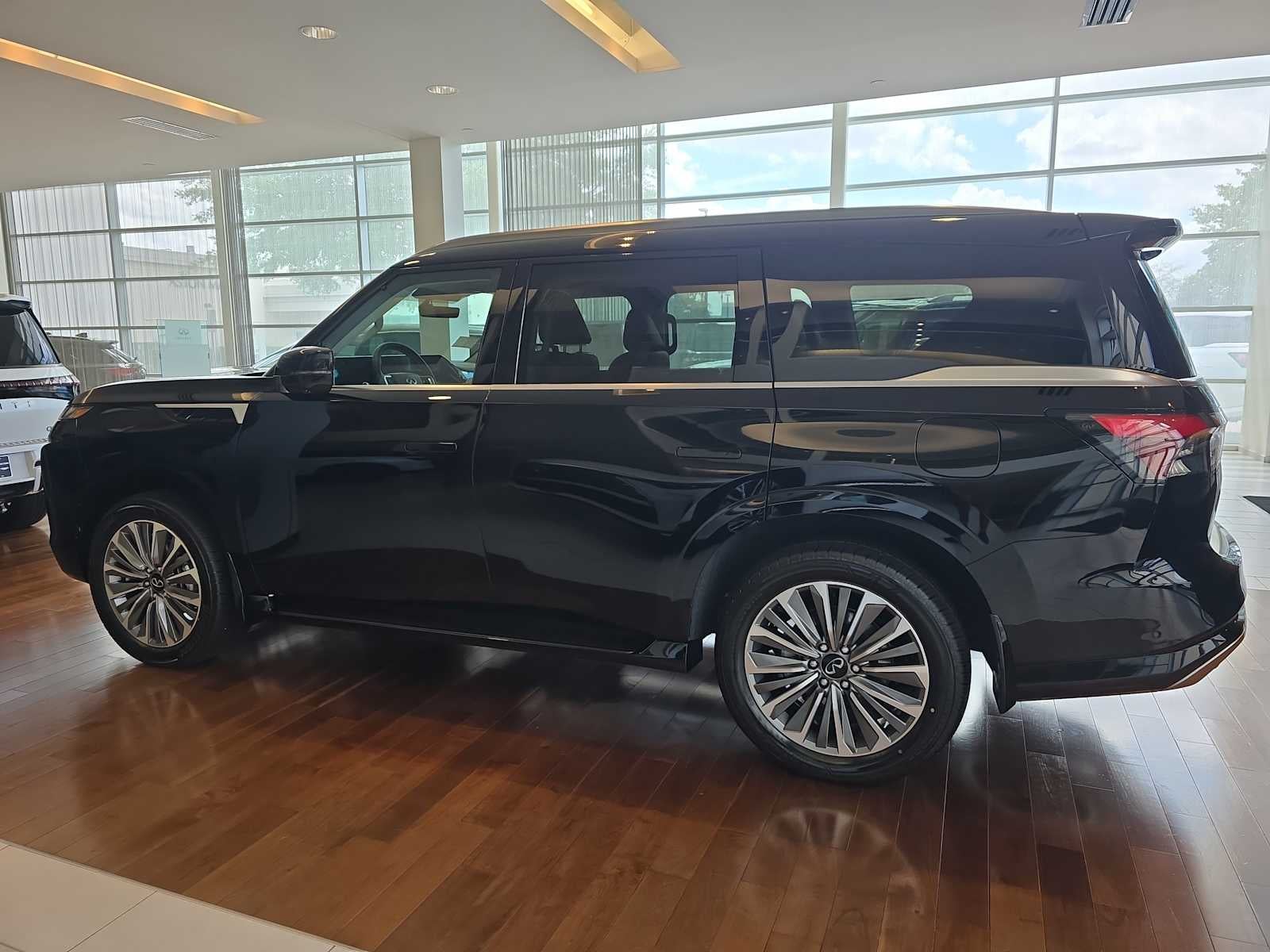 2026 INFINITI QX80 LUXE