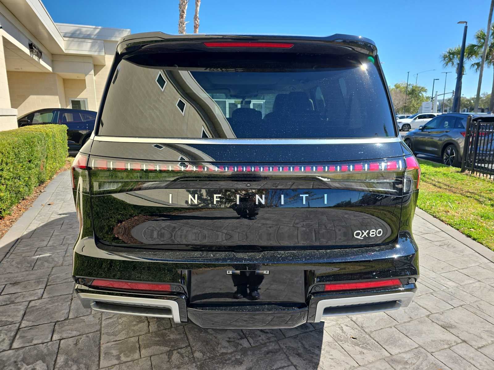 2025 INFINITI QX80 LUXE