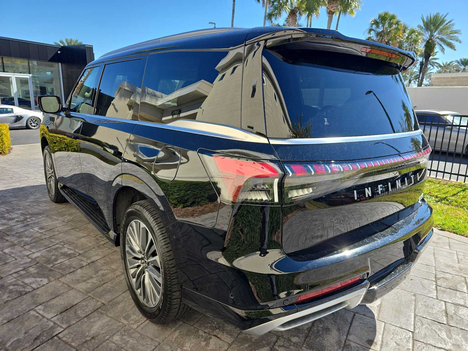 2025 INFINITI QX80 LUXE