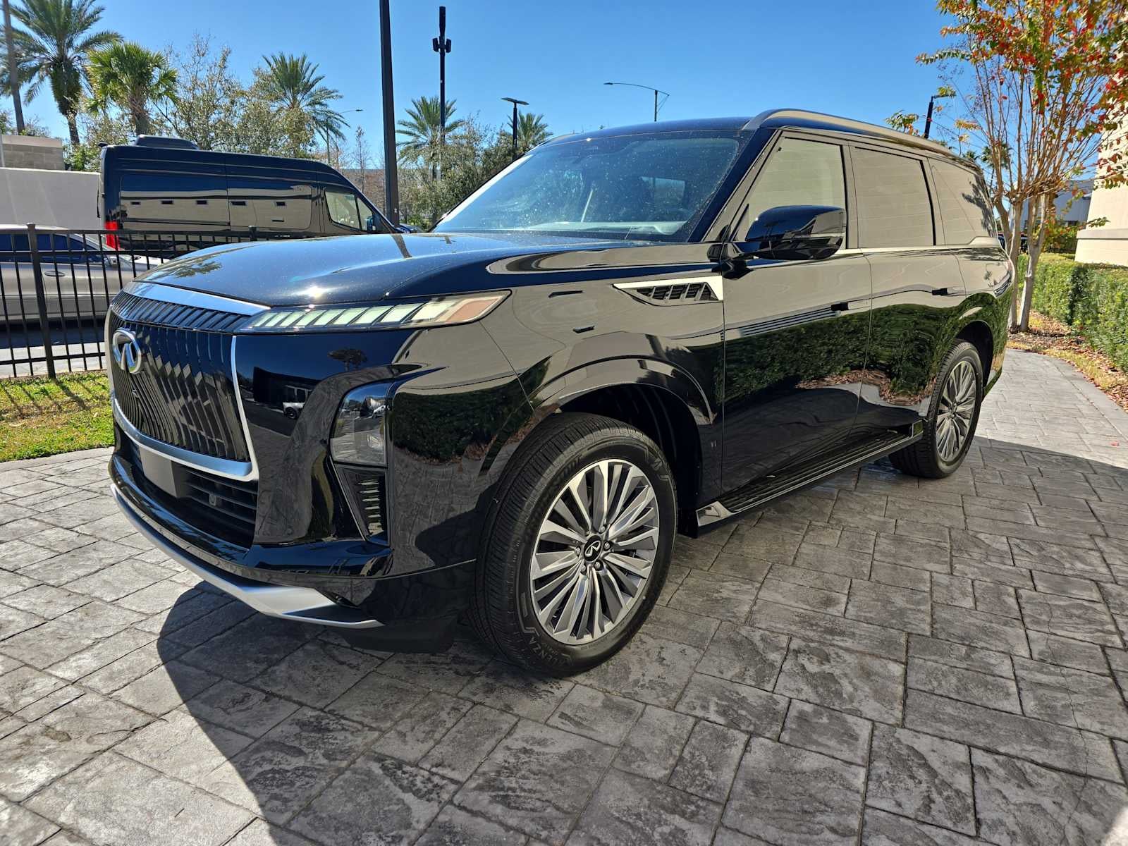 2025 INFINITI QX80 LUXE