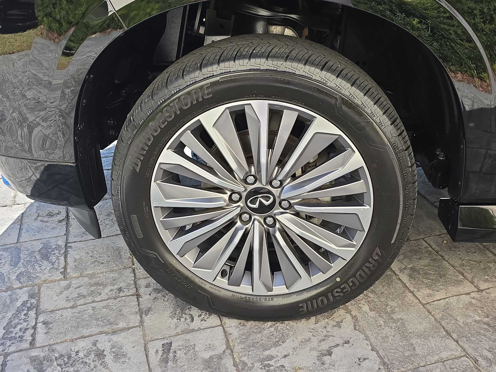 2025 INFINITI QX80 LUXE