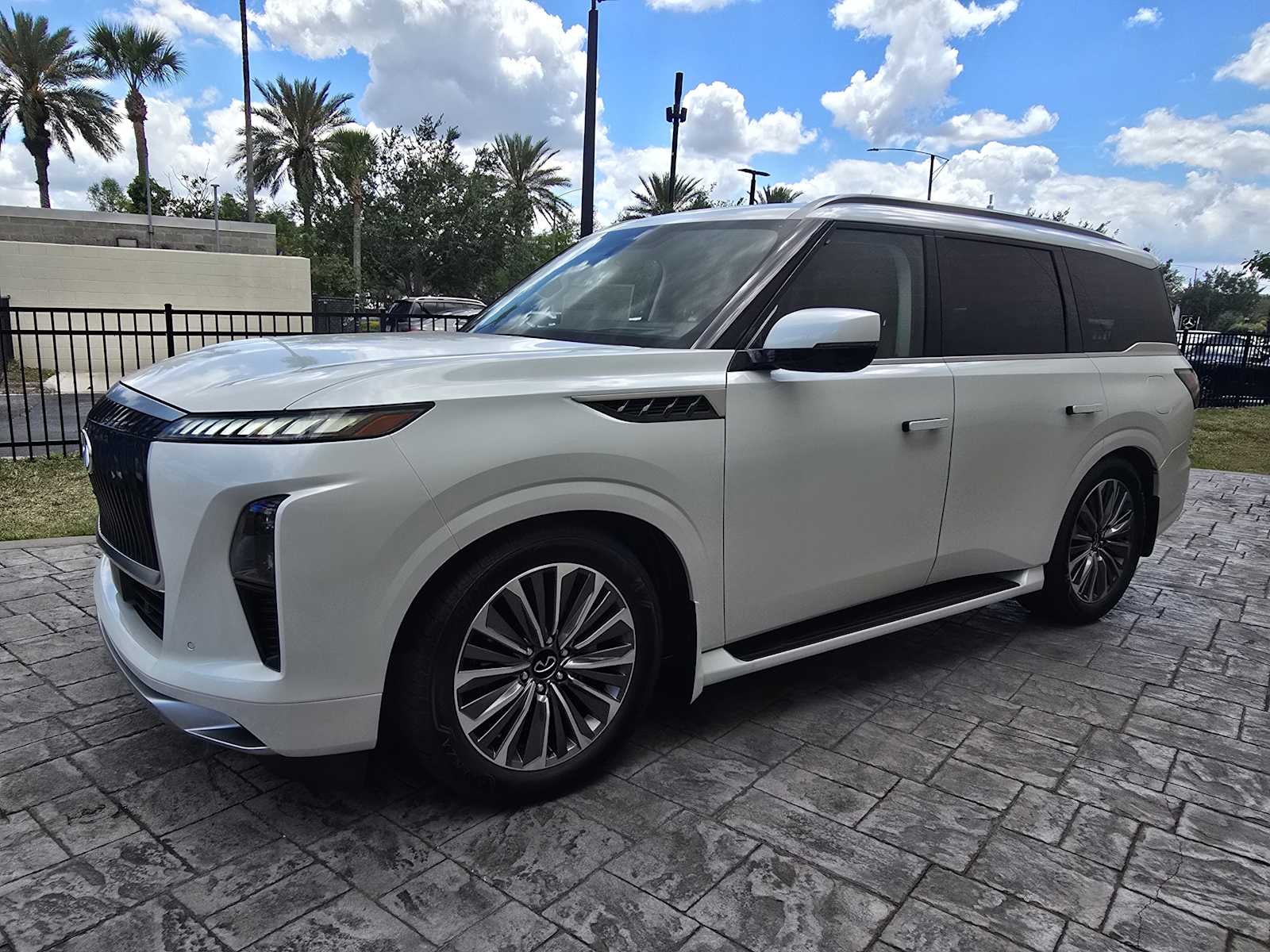 2026 INFINITI QX80 LUXE