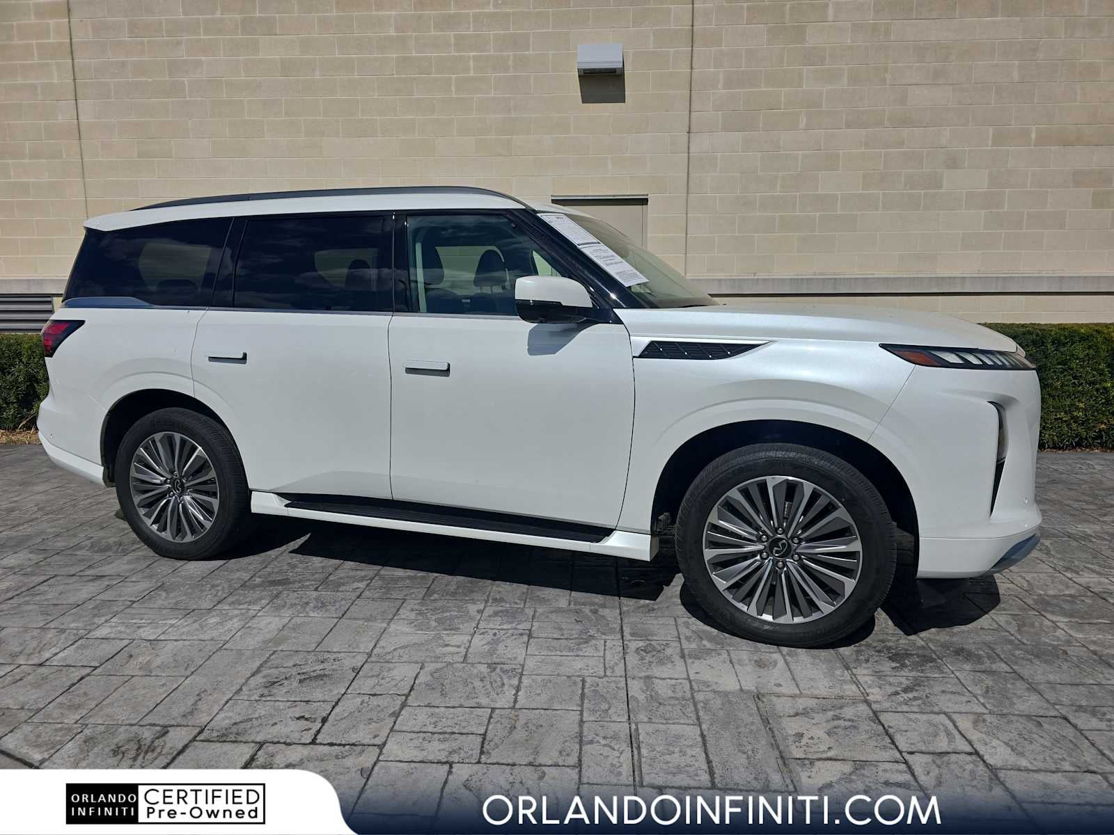 2025 INFINITI QX80 LUXE