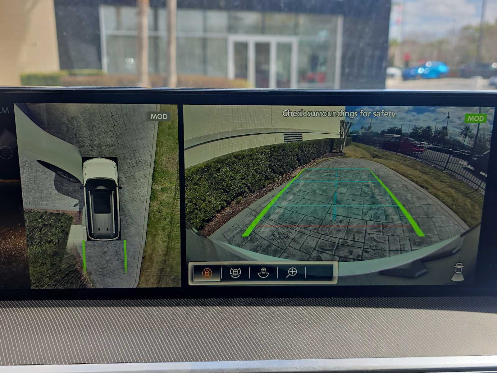 2025 INFINITI QX80 LUXE