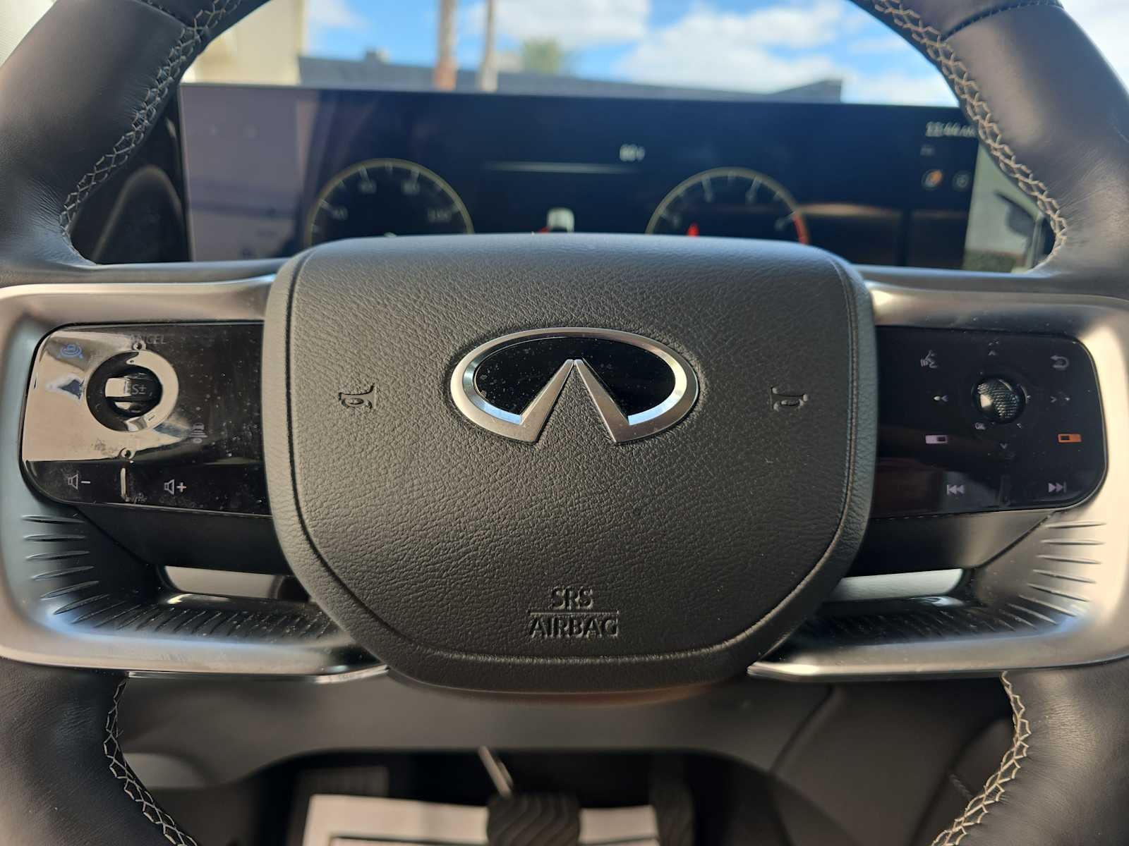 2025 INFINITI QX80 LUXE