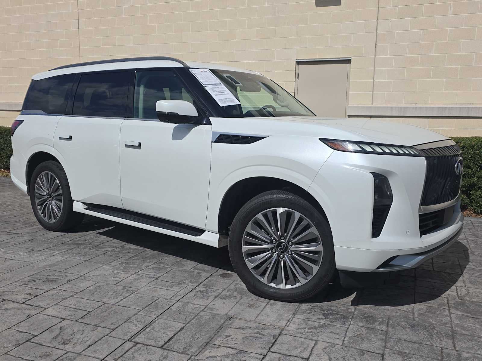 2025 INFINITI QX80 LUXE