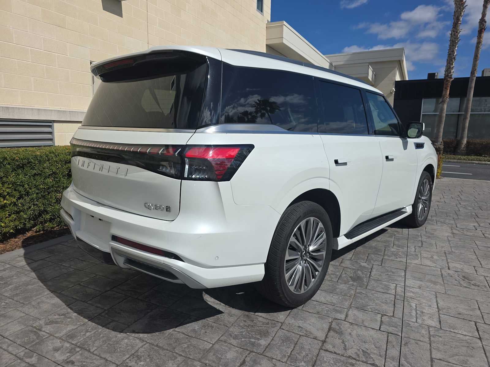 2025 INFINITI QX80 LUXE