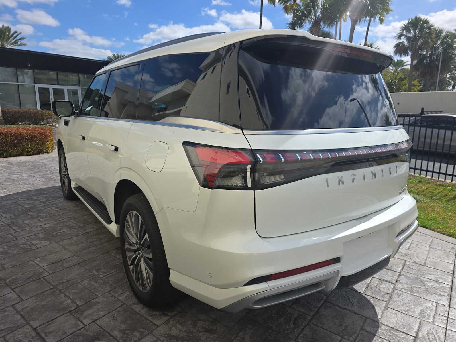 2025 INFINITI QX80 LUXE