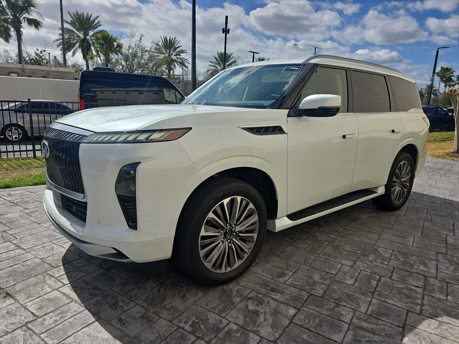 2025 INFINITI QX80 LUXE