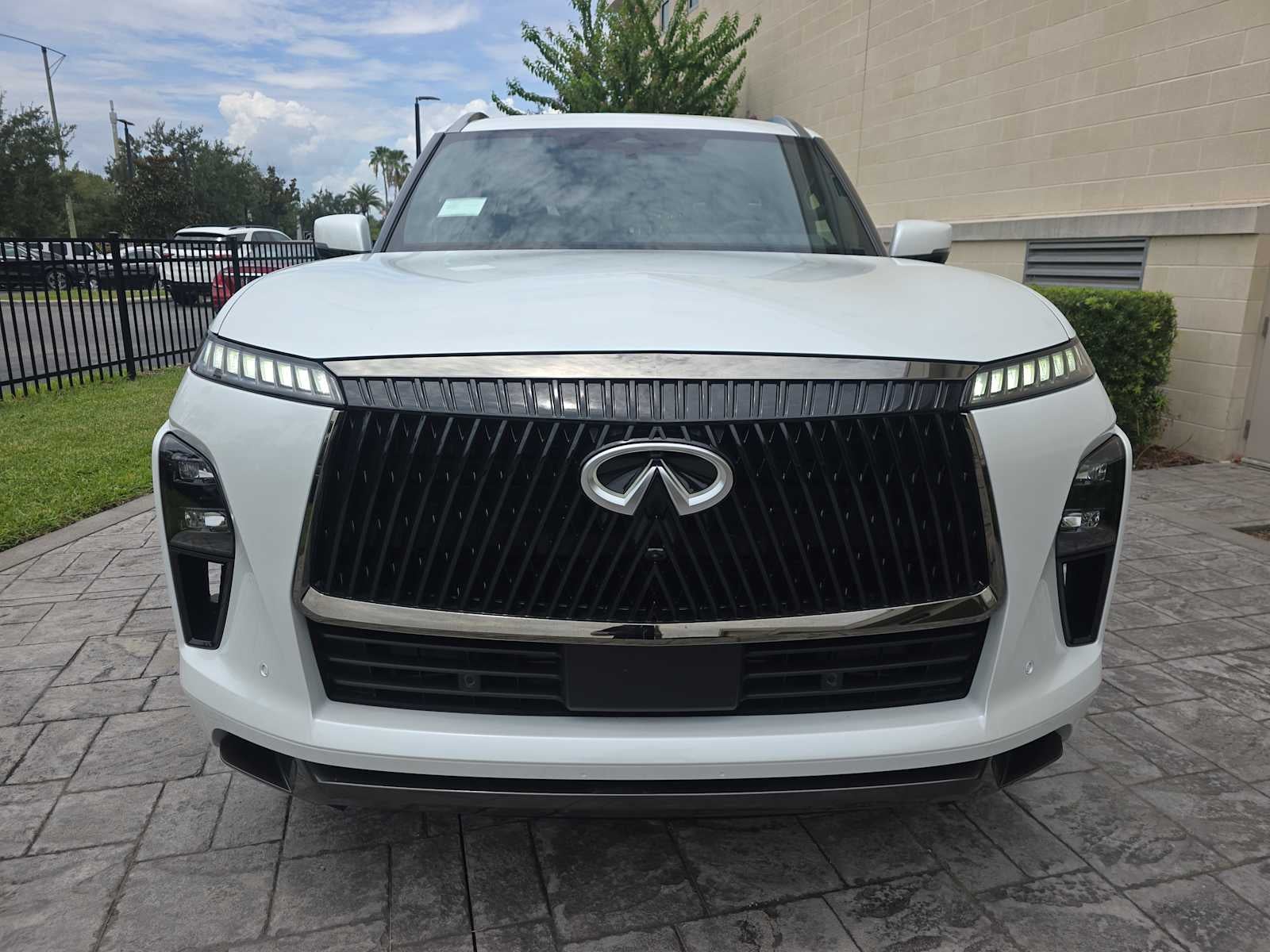 2027 INFINITI QX80 AUTOGRAPH