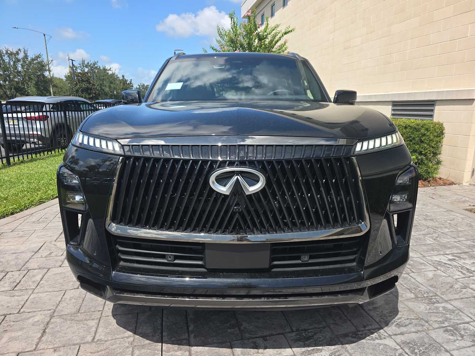 2027 INFINITI QX80 AUTOGRAPH