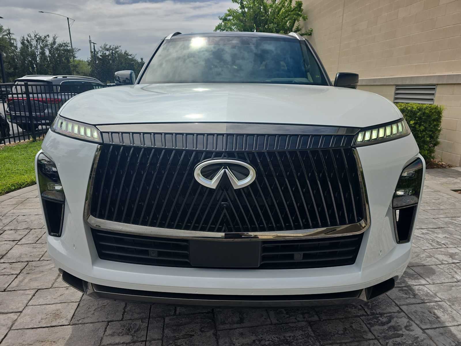 2027 INFINITI QX80 AUTOGRAPH