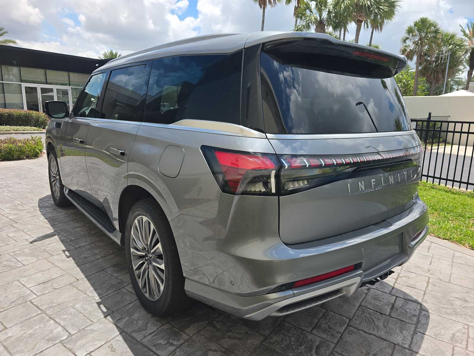 2025 INFINITI QX80 SENSORY