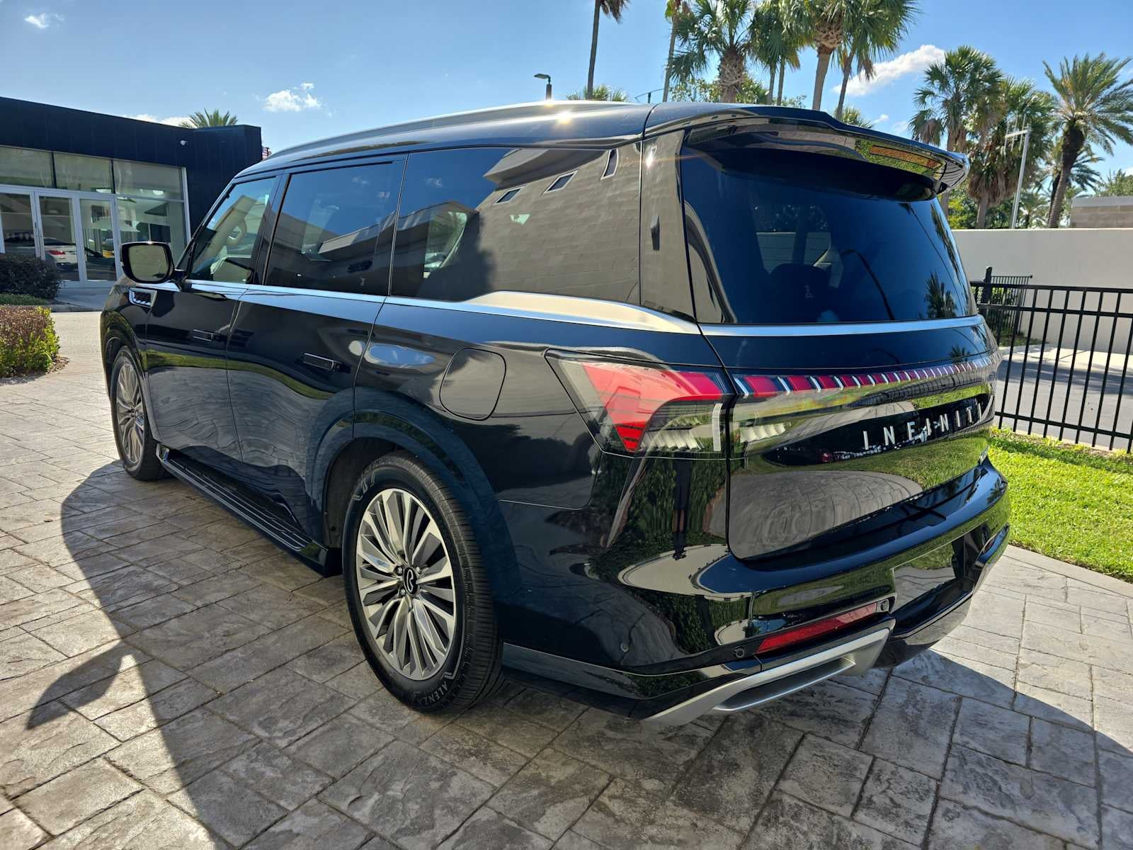 2025 INFINITI QX80 SENSORY
