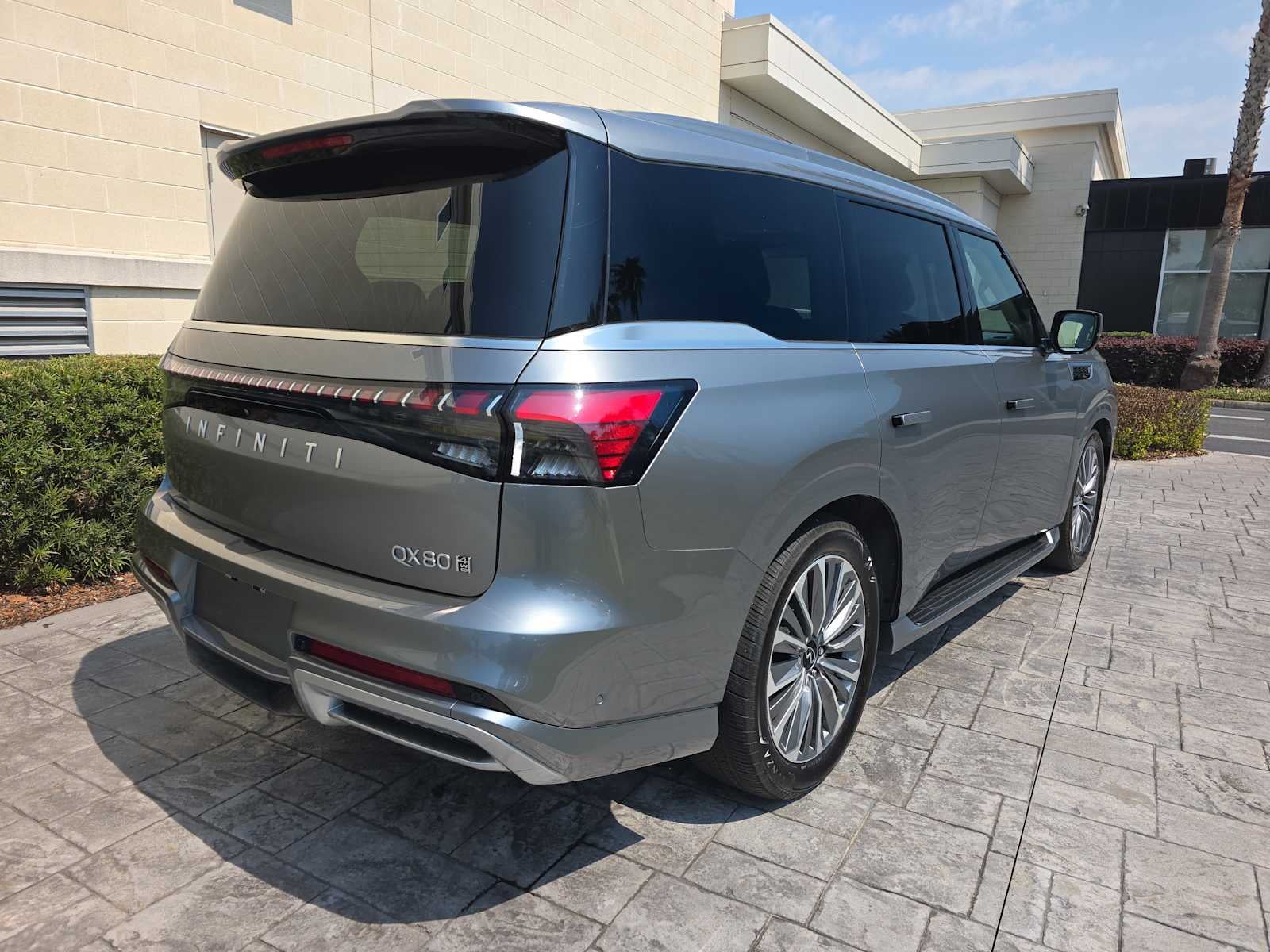 2025 INFINITI QX80 SENSORY