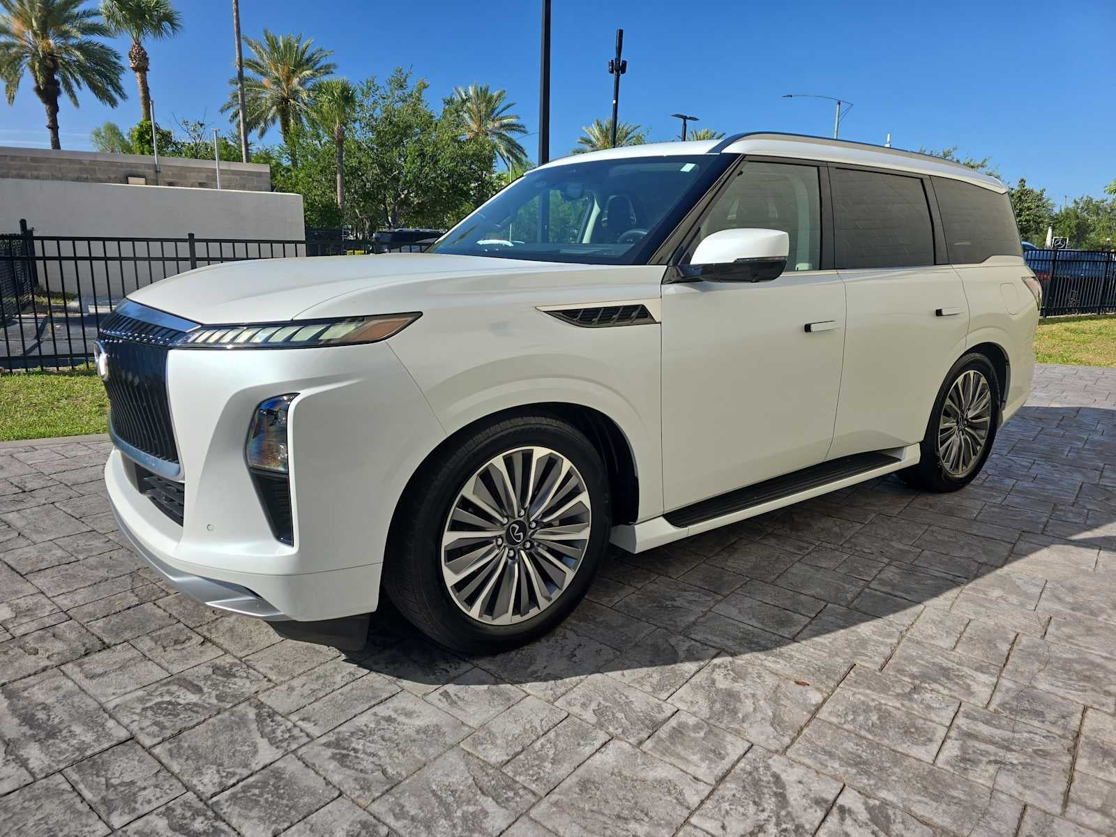 2025 INFINITI QX80 SENSORY